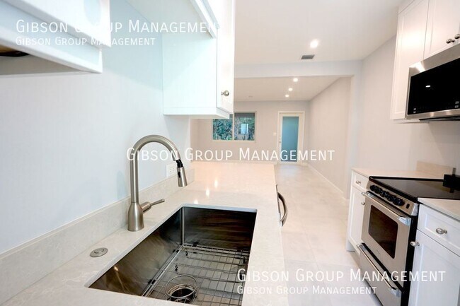 Building Photo - 631 NE 17th Way