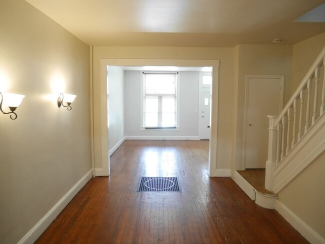 Building Photo - PRIME LOCATION! Charming 3-Bedroom Home Ne...