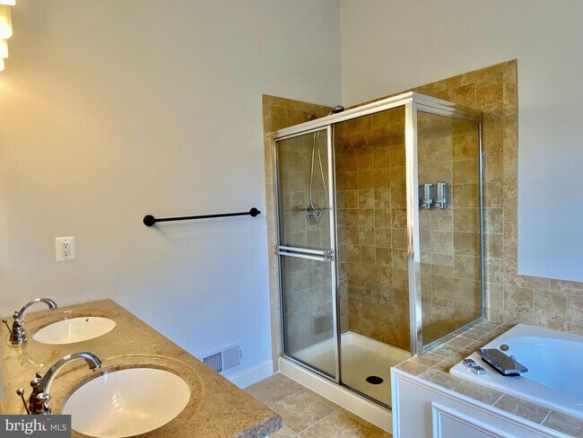 Building Photo - 2110 Eluna Ct