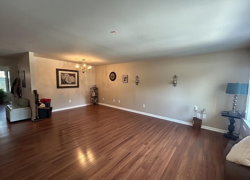 Image virtually staged for illustrative purposes (to remove personal belongings). - 9 Augusta Dr