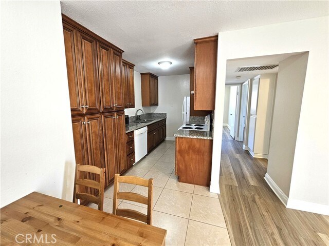 Building Photo - 10974 Rincon St