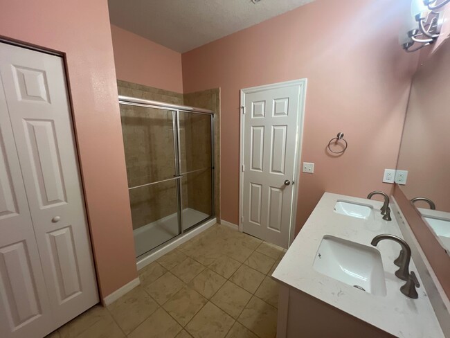 Building Photo - Beautiful 3 Bedroom 2 Bathroom Home, with ...