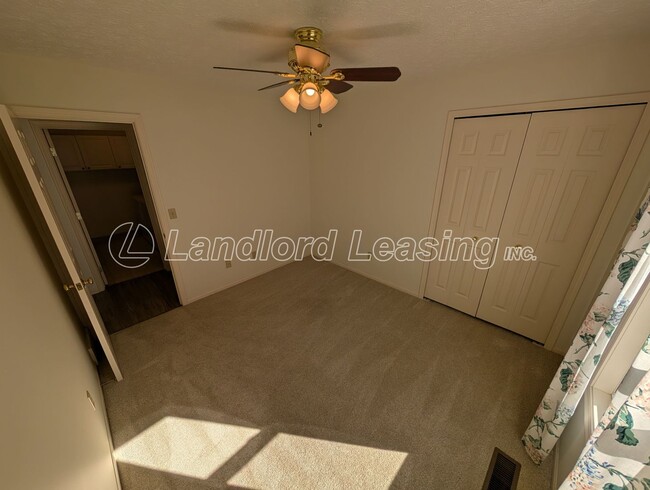 Building Photo - Well-Maintained Ranch in Pin Oak Preserve with Fireplace & Den