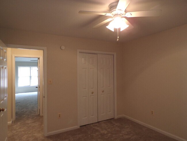 Building Photo - Three Bedroom Townhouse Conveniently Located In Springfield