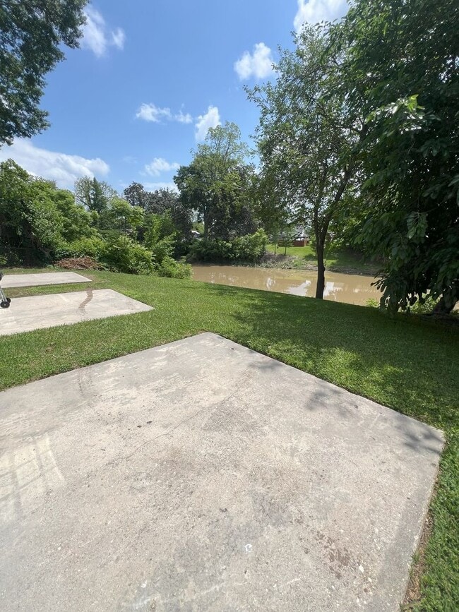 Building Photo - Must See! 1 bedroom, 1 bath apartment on H...