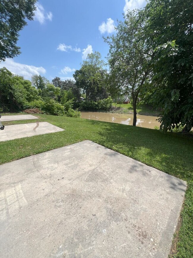 Building Photo - Must See! 1 bedroom, 1 bath apartment on Hwy 1 in Donaldsonville