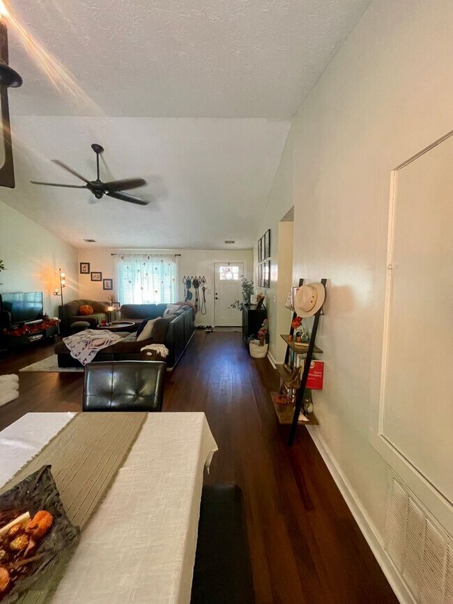 Building Photo - Beautiful newly renovated 3 bedroom 2 bath...