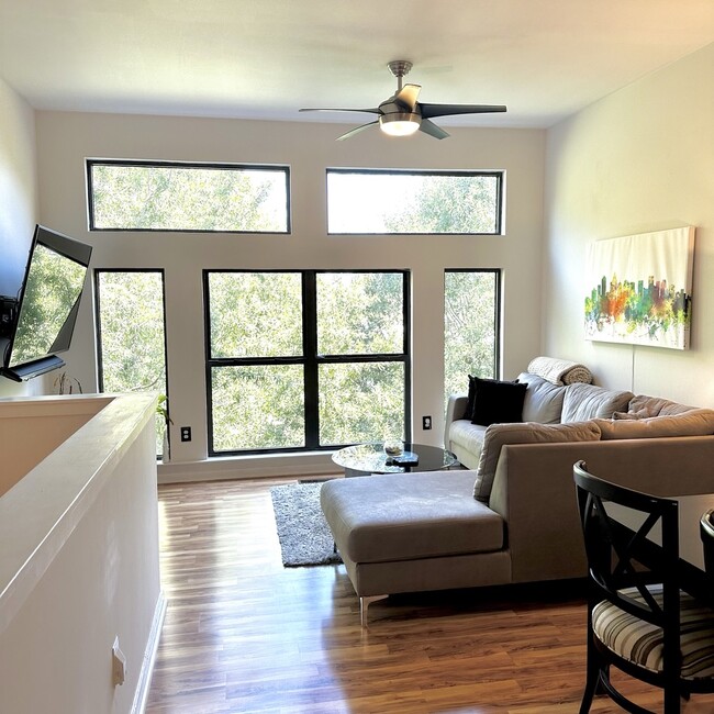 Building Photo - 2125 Southend Dr