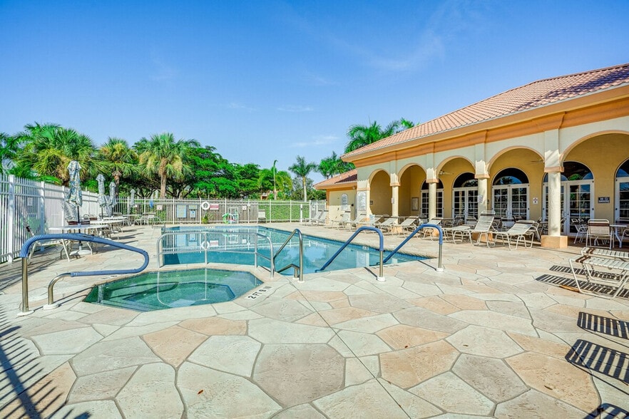 Building Photo - 15430 Bellamar Cir