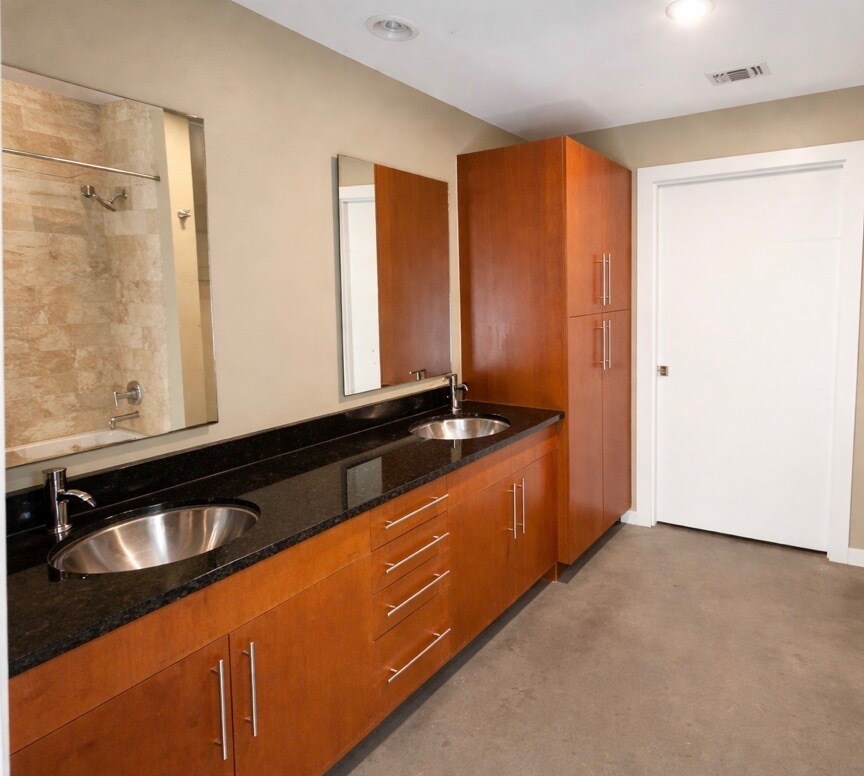 Building Photo - 2124 E 6th St