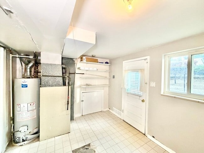 Building Photo - 387 S Queen Cir
