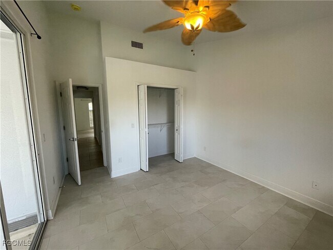 Building Photo - 609 SW 43rd Ln