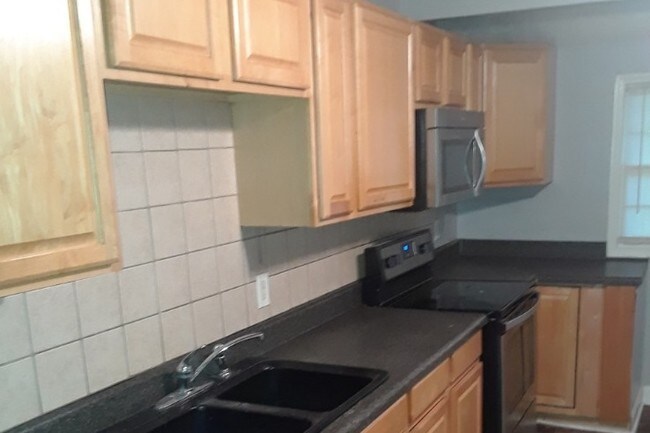 Building Photo - 205 Basswood Ct