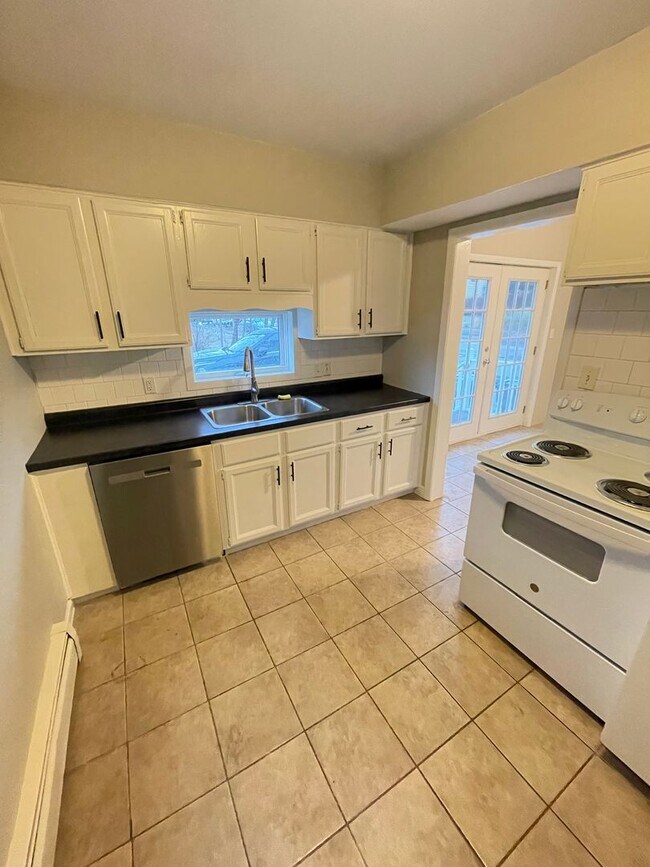 Building Photo - AVAILABLE Immediately! - Gorgeous 3 Bedroom 1 Bath Single Family Home!