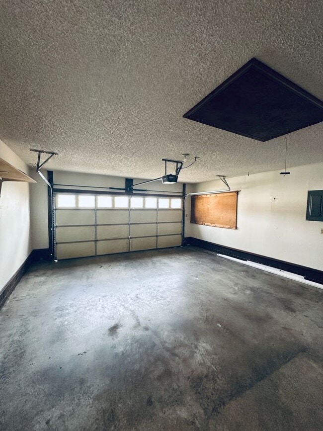 Building Photo - 3406 Erin Oaks St