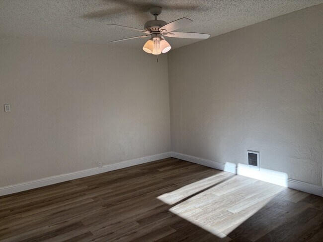 Building Photo - Remodeled 1-bedroom duplex near downtown Placerville.
