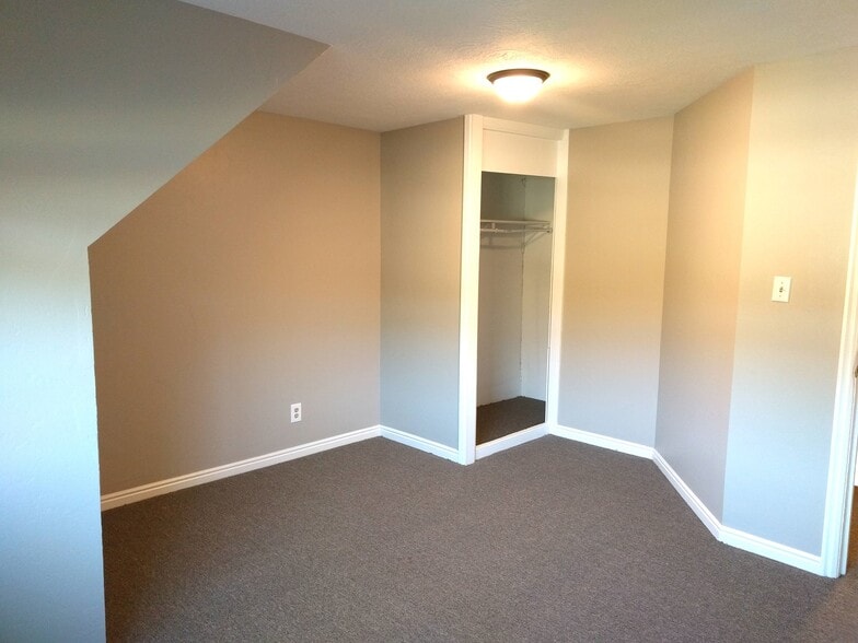 Building Photo - 393 N 100 W