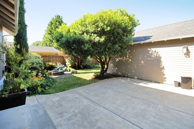 Building Photo - Beautifully Updated 5 Bedroom/3.5 Bath Irvington Craftsman Bungalow!