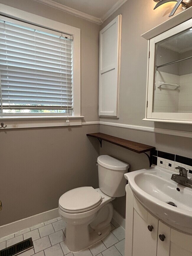 Building Photo - 661 Adluh St