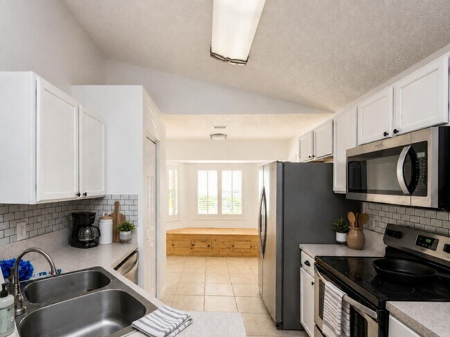 Building Photo - 405 Island View Cir
