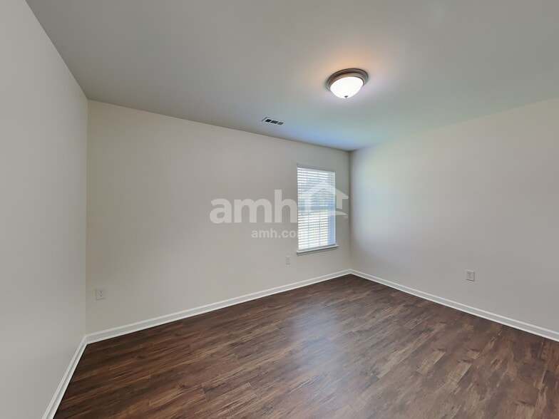 Building Photo - 1748 Eastway Dr