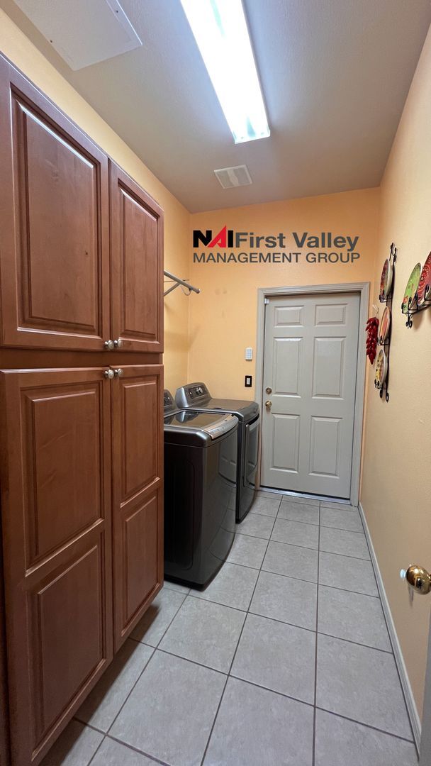 Building Photo - 3 Bedrooms, 2.5 Baths and a Two Car Garage