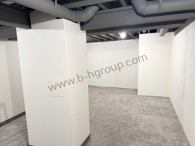 Building Photo - Rare Find!