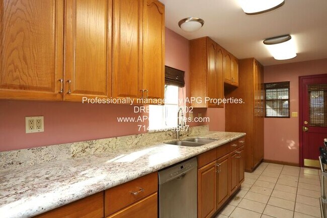 Building Photo - Newly renovated 3 bedroom / 2 bathroom hou...