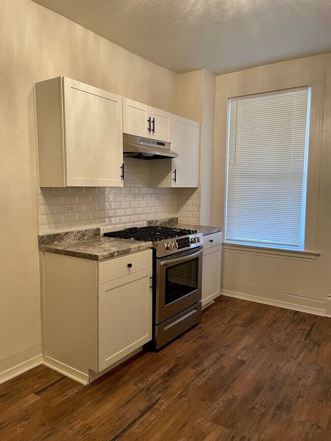 Building Photo - 676 Middle Ave