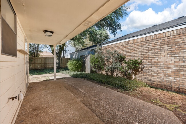 Building Photo - 1303 Chapel Creek Rd