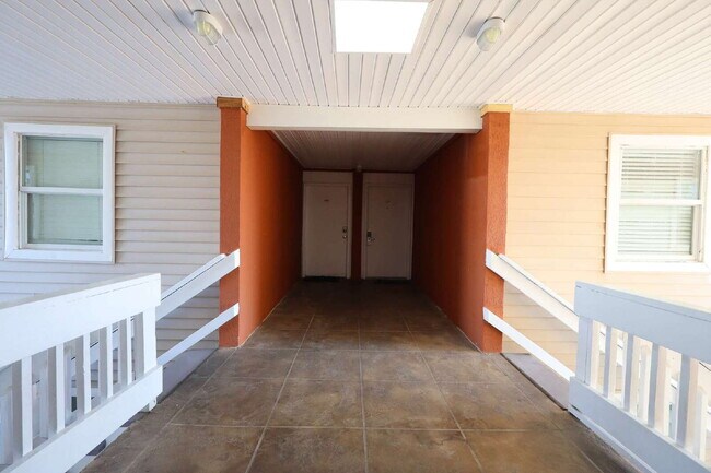 Building Photo - "Coastal Comfort Awaits: Furnished 2-Bed Condo with Pool in Destin!"