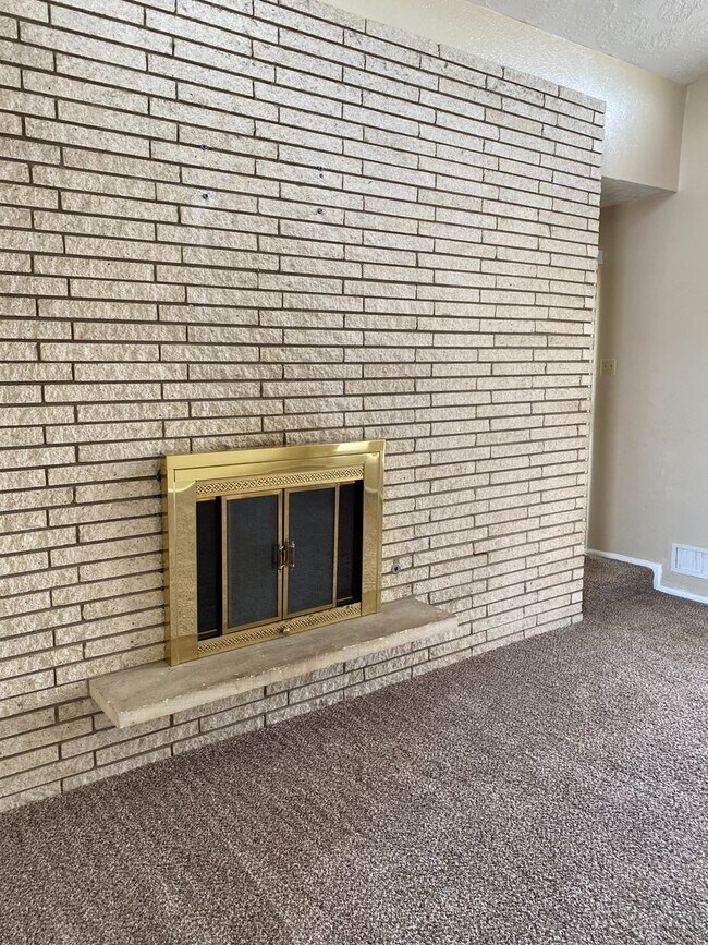 Building Photo - Mid-Century Modern Home close to Bonham Middle School