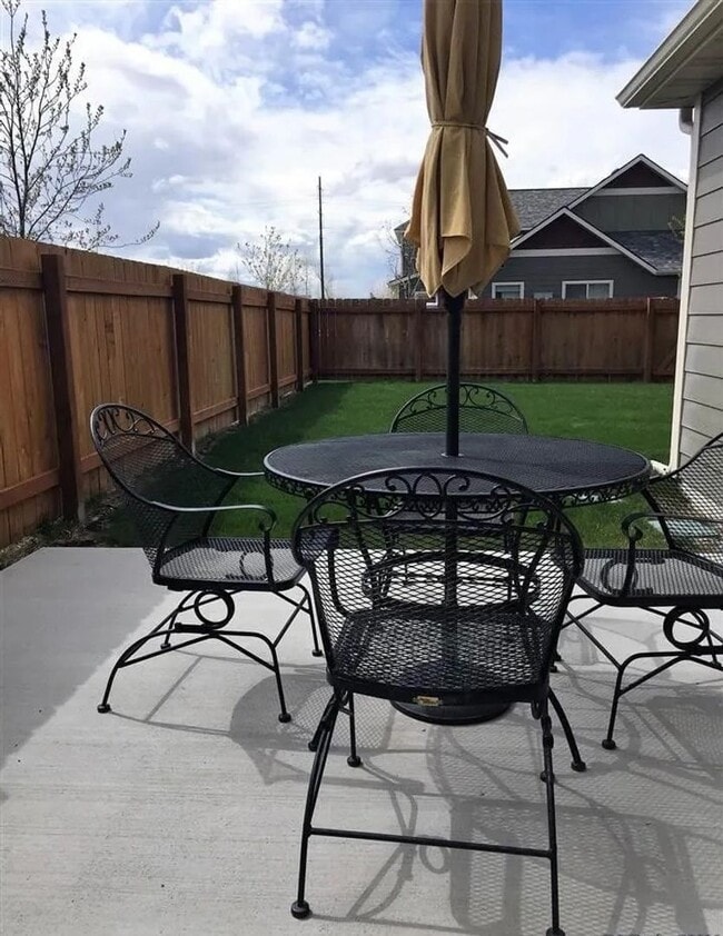 Building Photo - Beautiful 3 bedroom 2 1/2 bath townhouse in 4 Corners! Fenced backyard!