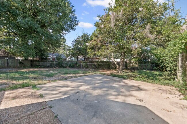 Building Photo - 1139 Russwood Rd