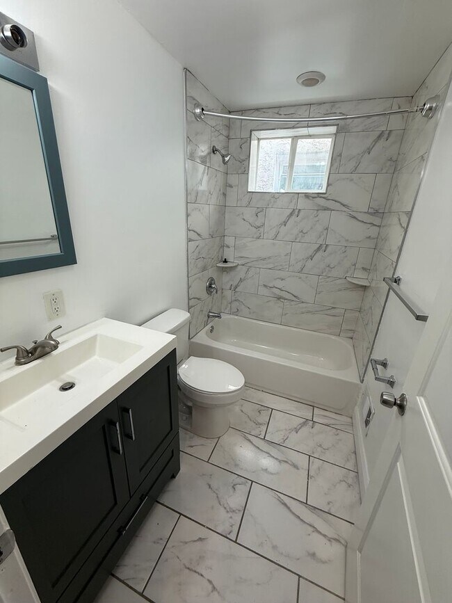 Building Photo - 5036 Sansom St