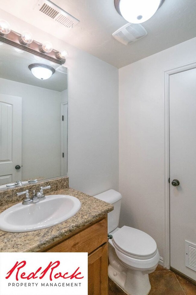 Building Photo - 3 Bedroom & 2.5 Bathroom & Dog Friendly!