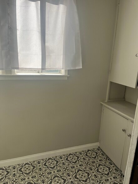 Pantry - 1132 N Heliotrope Dr