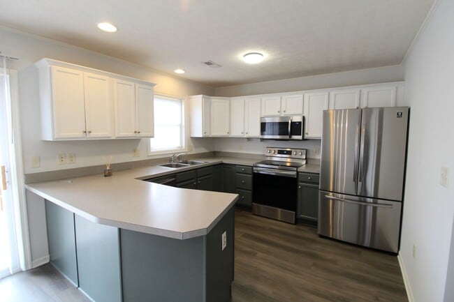 Building Photo - 3 story townhome with fenced in yard for rent in Taylor Springs