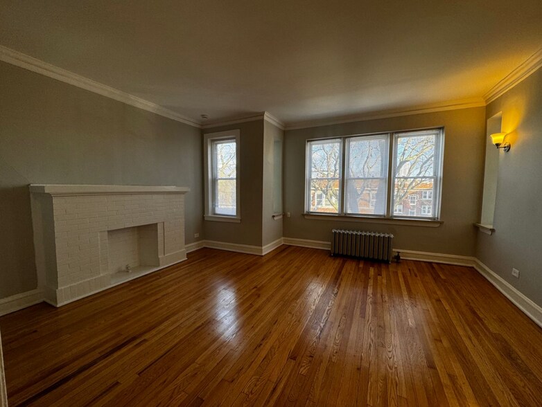 Building Photo - 6422 N Greenview Ave