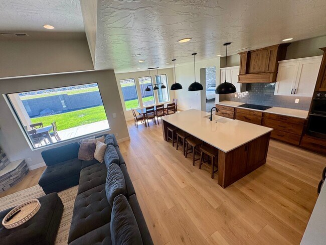 Building Photo - Beautiful Modern 5 Bedroom Furnished Home!!