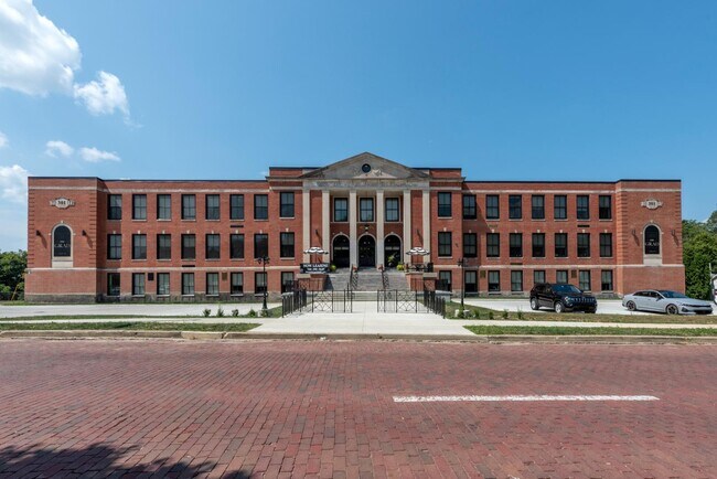 Building Photo - 301 N Mulberry St