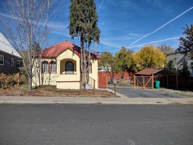 Building Photo - 1930's Bungalow Charmer, 2bdrm, 1 bath hou...