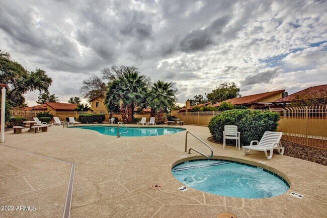 Building Photo - 2415 W Greenway Rd