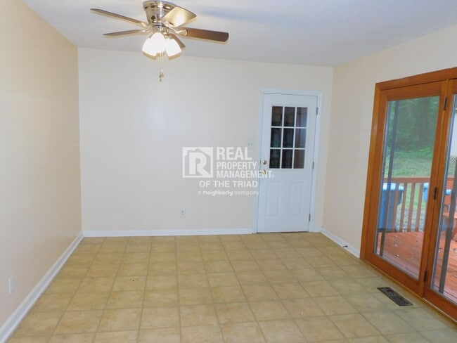 Building Photo - Charming 3 Bedroom/1.5 Bath in Browns Summ...
