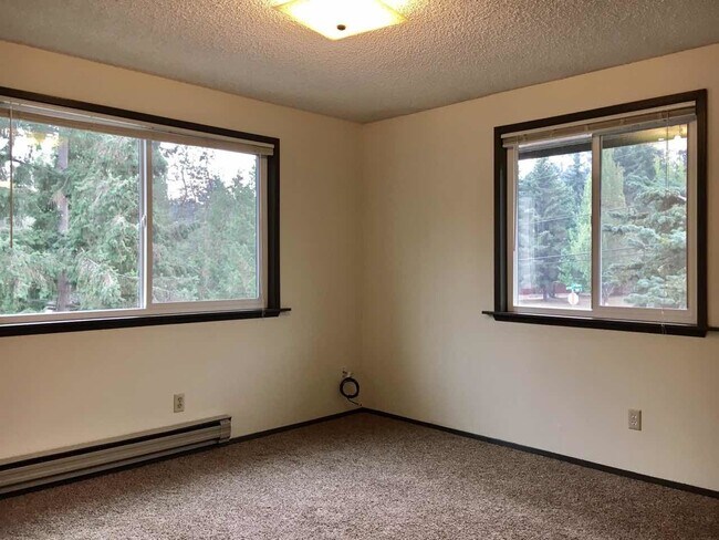 Building Photo - Don't Miss This Beautiful 2 Bed, 1 Bath To...