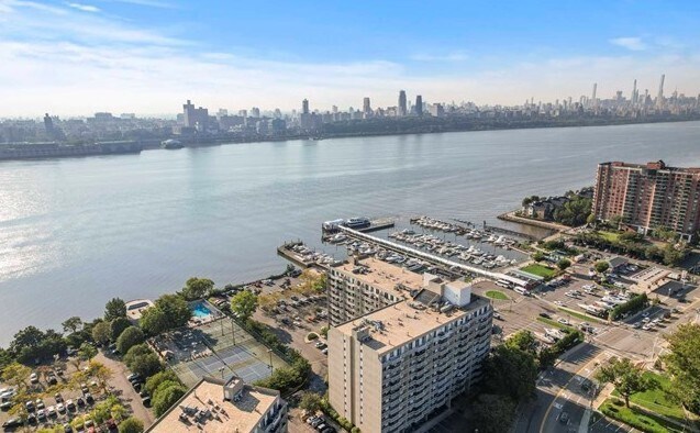 Building Photo - 1055 River Rd