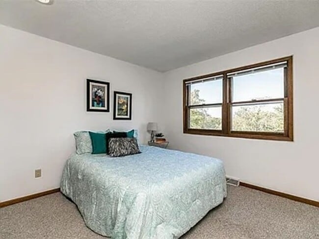 Building Photo - Beautiful Condo Close to University of Iowa