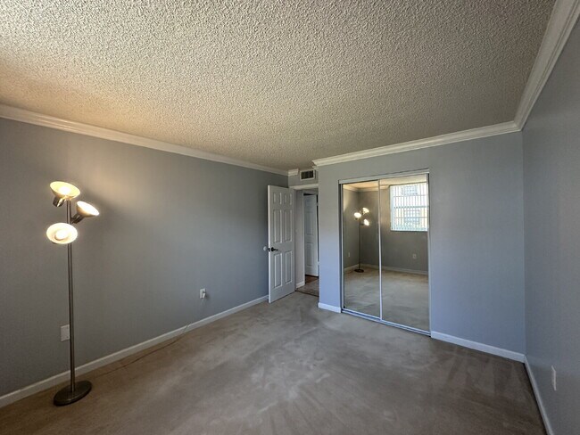 Building Photo - 2 bedroom, 2 bathroom condo across from th...