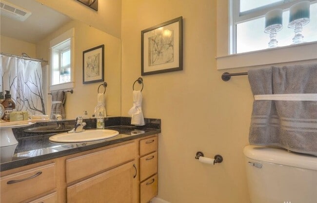 Building Photo - Light and Airy Townhome - Available April 10th