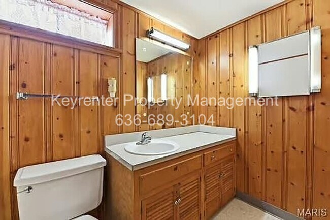 Building Photo - Spacious Updated 3-Bedroom Home in Prime Location